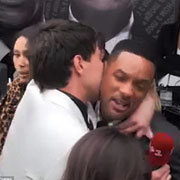 Will Smith : il gifle un journaliste sur le tapis rouge !