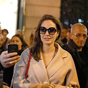Photos : Angelina Jolie crée l'émeute sur les Champs-Elysées !
