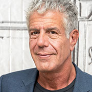 Suicide d'Anthony Bourdain : un employé de l'hôtel où il a été retrouvé mort raconte ses dernières heures