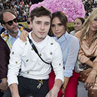 Victoria Beckham et son fils Brooklyn : Duo stylé pour Dior devant Kate Moss